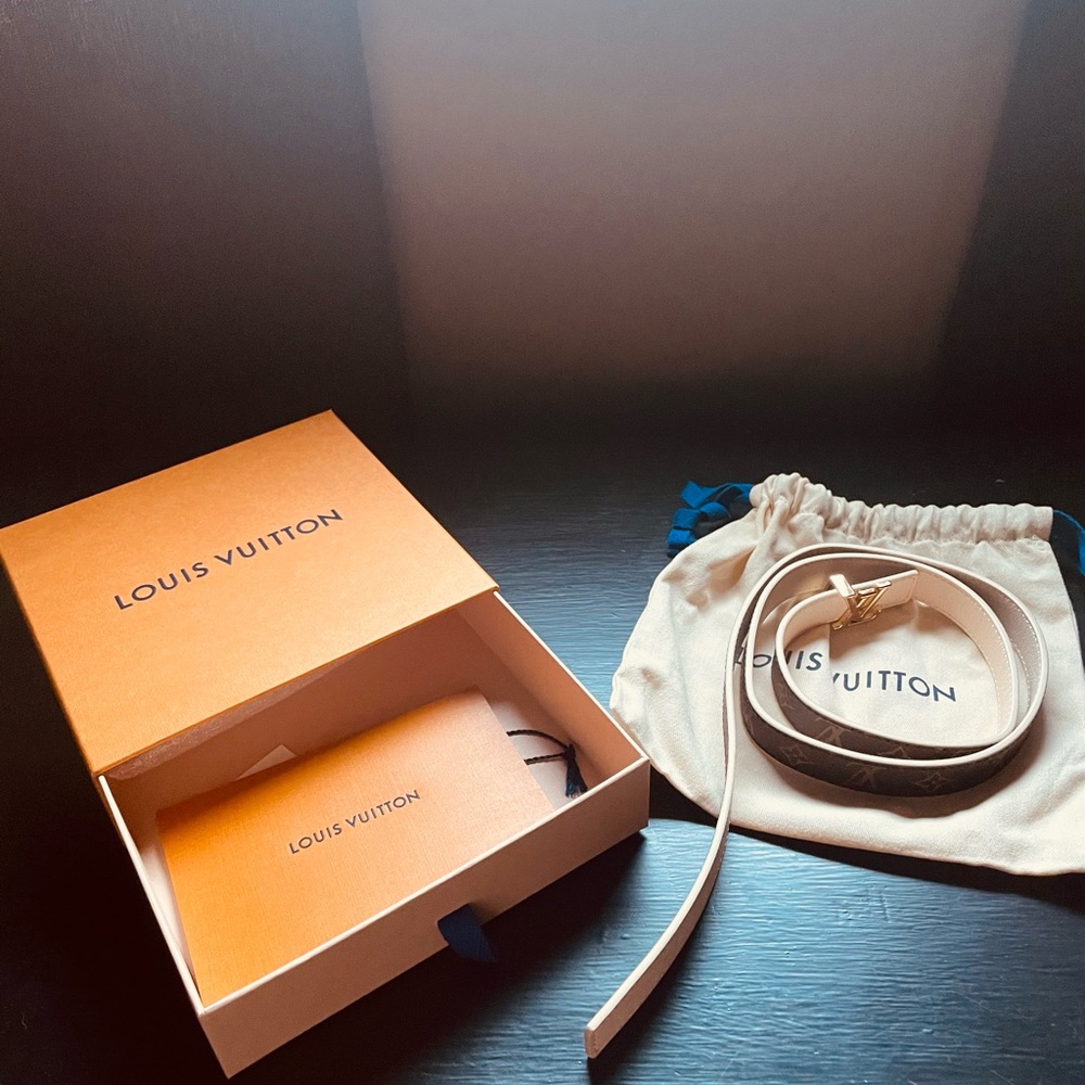Authentic brand new Louis Vuitton 20mm women’s reversible belt size 80